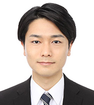 鍬野 愛都 氏